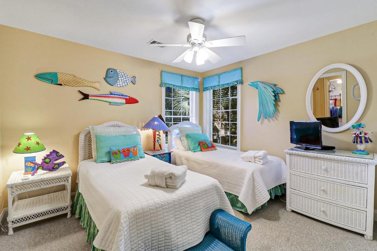 6 Bd 4 And One Half Bath Family Friendly Beach Home With Heated Pool Just A Block To The Beach ヒルトンヘッドアイランド エクステリア 写真