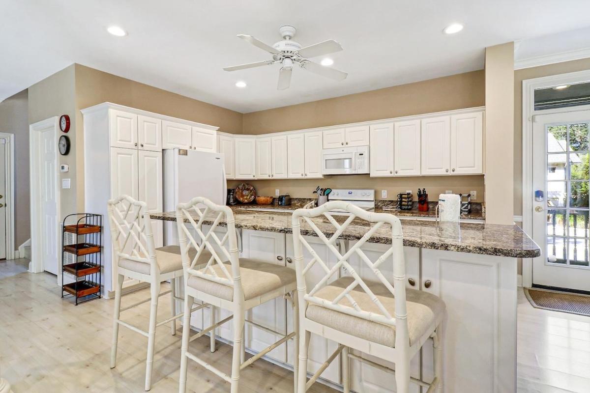 6 Bd 4 And One Half Bath Family Friendly Beach Home With Heated Pool Just A Block To The Beach ヒルトンヘッドアイランド エクステリア 写真